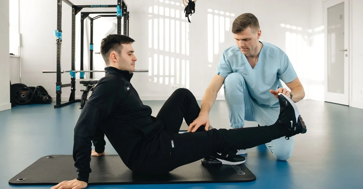 Un physiothérapeute assiste un patient masculin lors d'une session de réhabilitation dans une clinique moderne.