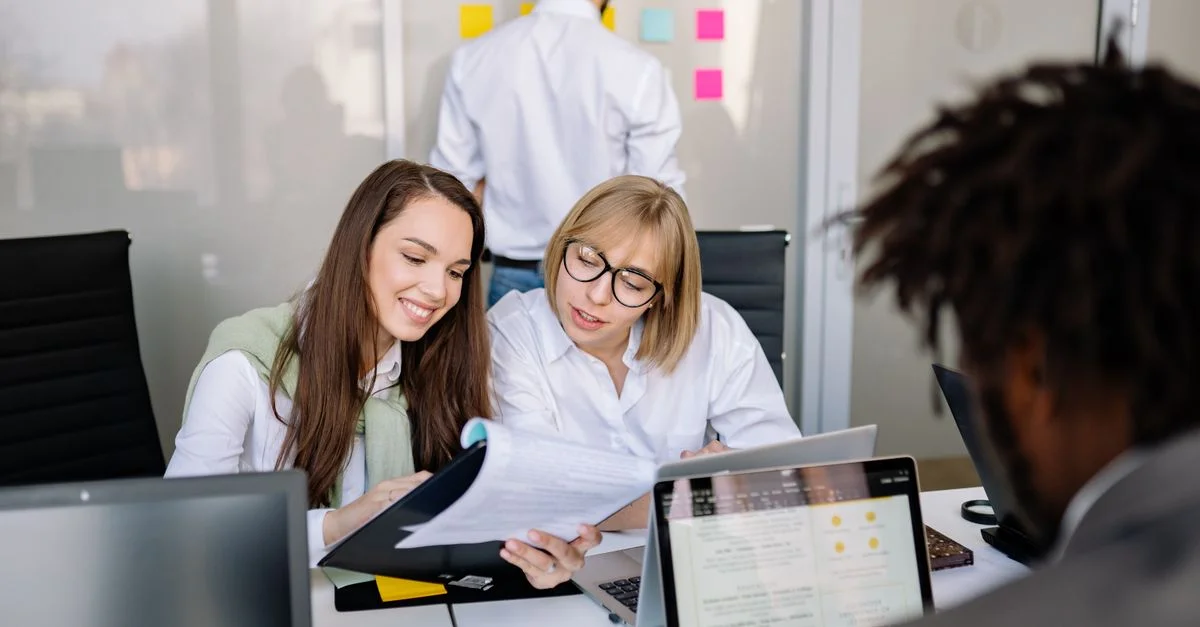 Collègues engagés dans une réunion productive dans un cadre de bureau moderne.