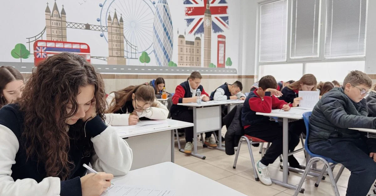 Les étudiants se concentrent sur une séance d'étude en cours d'anglais dans une salle de classe sur le thème de Londres.
