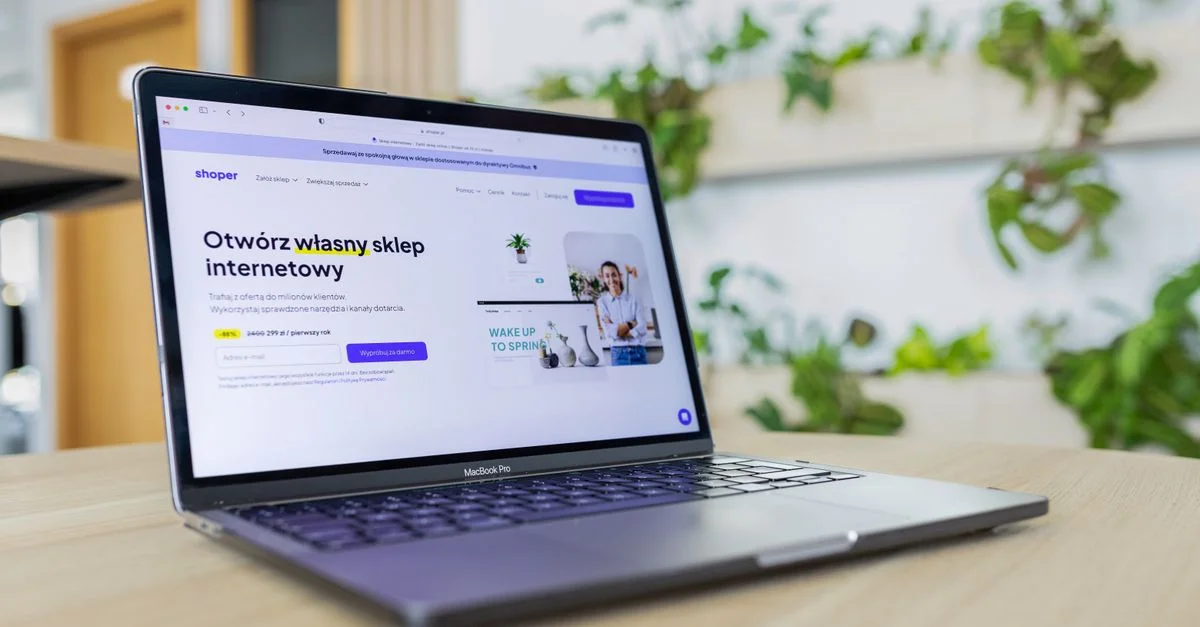Gros plan sur un ordinateur portable avec un site e-commerce ouvert, entouré d'un décor de bureau moderne.
