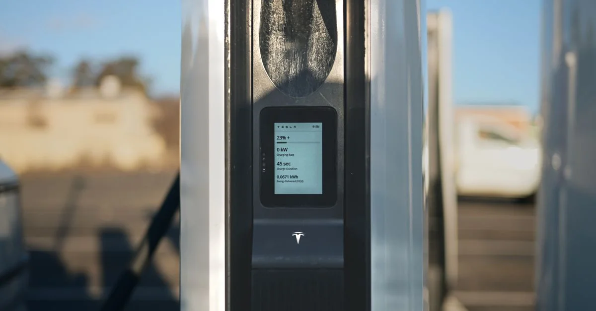 Vue rapprochée d'une borne de recharge pour véhicules électriques située à l'extérieur à Yass, NSW, Australie.