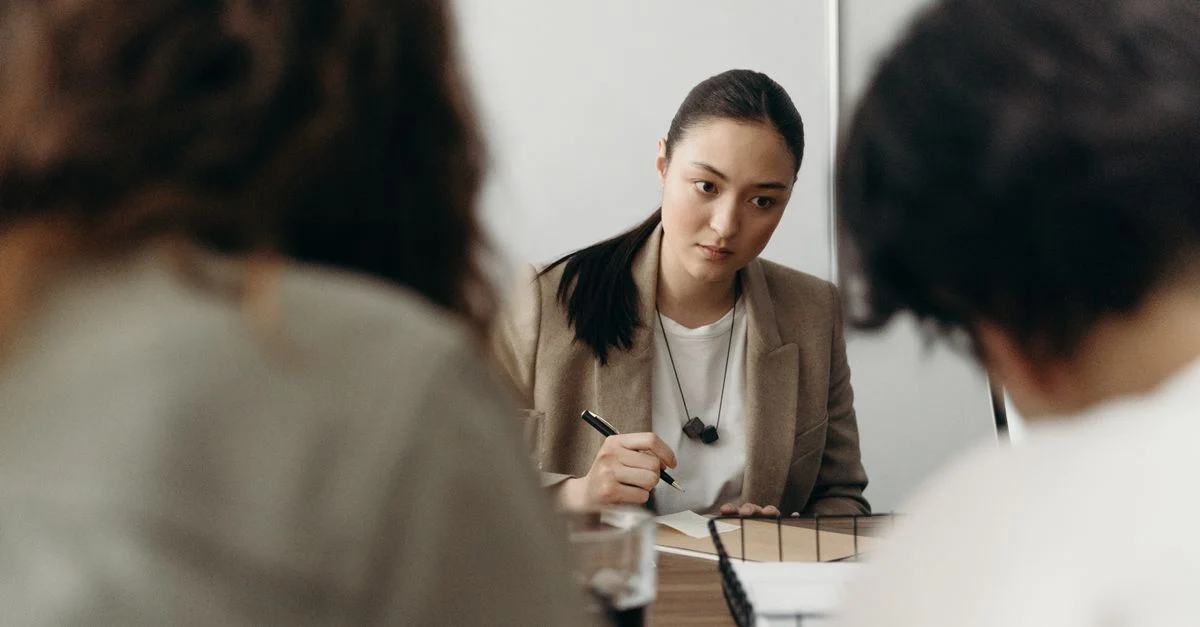 Une femme sérieuse travaille sur la gestion de projet lors d'une réunion au bureau.